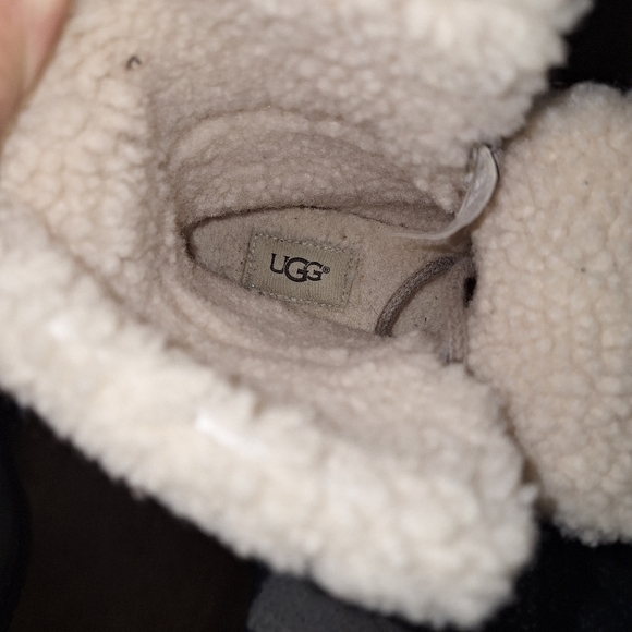 A pair of UGG Fraser Slate leather fur lined ankle boots in ladie's size 6. EUC - Picture 12 of 12